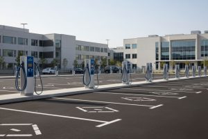 L’impact de la loi LOM sur le choix des bornes de recharge pour un parking public